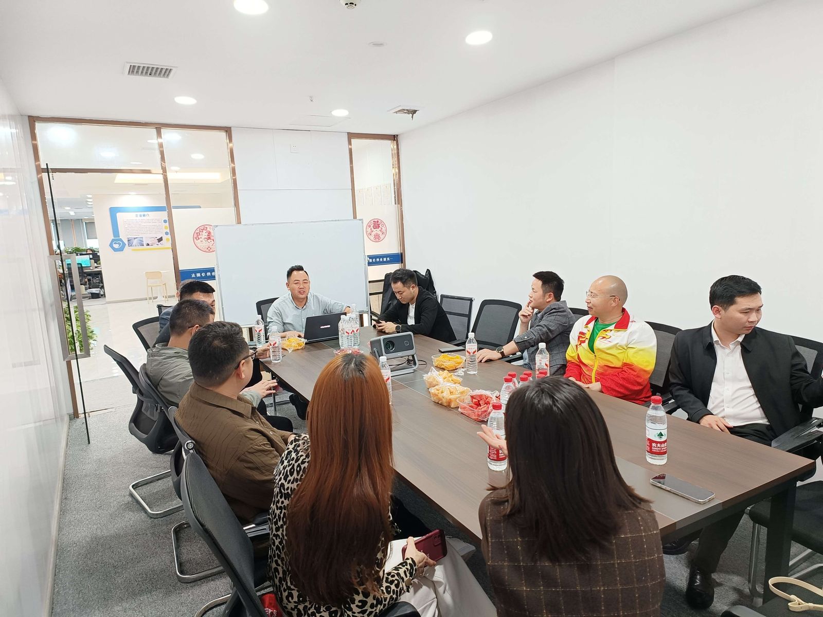 壹对壹团队在会议室讨论客户办证方案